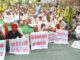 किसानों का समर्थन:पत्थरों के शहर चंडीगढ़ में किसानाें का साथ देने सेक्टर-17 के प्लाजा में पहुंचे युवा स्टूडेंट