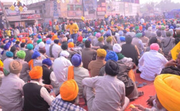 किसान आंदोलन: गाजीपुर बॉर्डर पर होली की तैयारी में जुटे किसान, बढ़ रही अन्नदाताओं की संख्या Farmer Protest