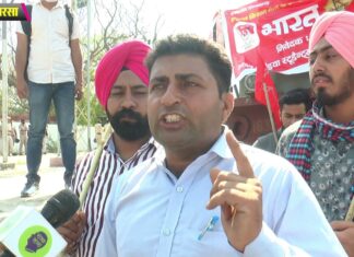 किसानों ने सिरसा में रोकी रेवाड़ी पैसेंजर ट्रेन, नहीं जाने दिया फाजिल्का, ट्रैक पर बैठे किसान! Farmer