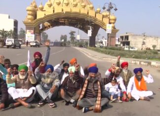 बिजली काटने पर आंदोलनकारी किसानो ने सड़को पर लगया जाम। Electricity