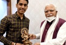 CM Manohar Lal Khattar Meet CBSE 12th Student Hiteshwar Sharma