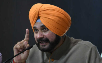 पंजाब कांग्रेस अध्यक्ष नवजोत सिंह सिद्धू ने दी चेतावनी, कहा है कि अगर उन्हें फैसले लेने से रोका गया तो वह ईंट से ईंट बजा देंगे Punjab Congress President Navjot Singh Sidhu