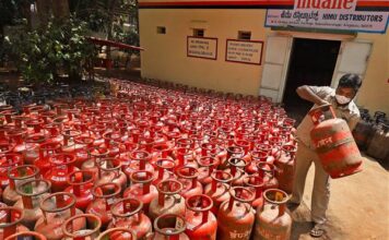 1 सितम्बर से एलपीजी सिलेंडर हुआ महंगा, जानिए कितनी बढ़ गई कीमत। LPG Cylinder