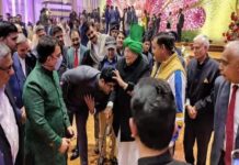 Haryana Deputy CN Dushyant Chautala touched the feet of Omparkash Chautala