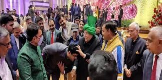 Haryana Deputy CN Dushyant Chautala touched the feet of Omparkash Chautala