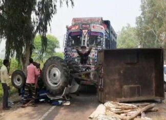Hisar- ट्रक चालक को आई नींद की झपकी, ट्रैक्टर से टकराकर खेतों में ट्रक पलटने से 20 मजदूर घायल
