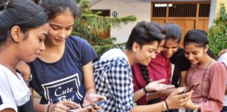 क्लर्क भर्ती का रिजल्ट देखते परीक्षार्थी