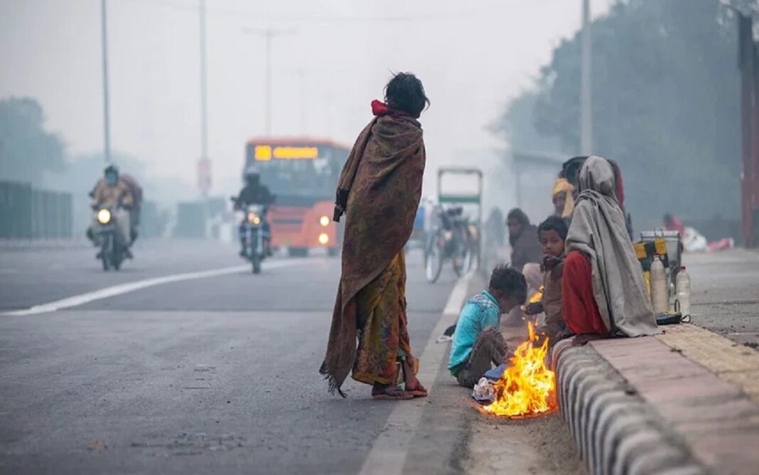 कई जिलों में रात से ही तेज हवाओं के साथ हल्की बूंदाबांदी हुई।