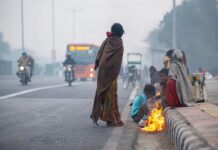 कई जिलों में रात से ही तेज हवाओं के साथ हल्की बूंदाबांदी हुई।