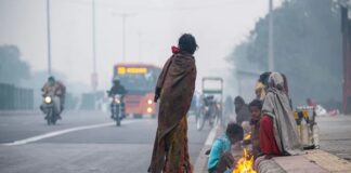 कई जिलों में रात से ही तेज हवाओं के साथ हल्की बूंदाबांदी हुई।