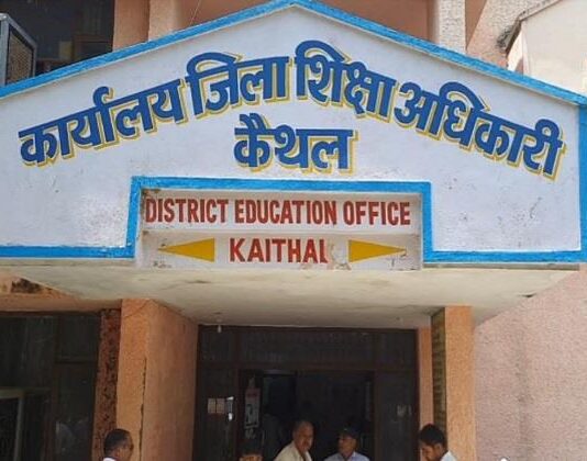 पुरानी मान्यता वाले जिले के 90 स्कूलों पर छाए संकट के बादल