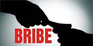क्लर्क की करतूत.. चाय वाले के साथ मिल लोगों से ले रहा था रिश्वत
