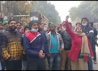 बाबा साहेब अंबेडकर मेडिकल कॉलेज के बाहर प्रदर्शन, प्रोफेसर सलीम शेख पर यौन उत्पीड़न का आरोप बाबा साहेब अंबेडकर मेडिकल कॉलेज के बाहर प्रदर्शन