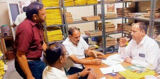 सड़कों पर दौड़ते मिले ओरवरलोड वाहन कार्यालयों से नदारद मिले छह कर्मचारी