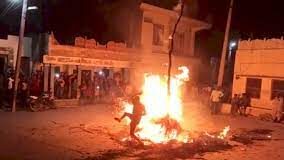 दहन के दौरान युवक होलिका में कूदा