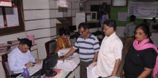 यात्रा के पंजीकरण के लिए धक्का मुक्की, बैक ने चालू किया टोकन सिस्टम