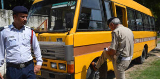 फतेहाबाद में ट्रैफिक पुलिस की सख्ती, स्कूल बसों की गहनता से जांच