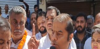 धार्मिक भावनाओं को लेकर JE ने डाला पोस्ट; ग्रामीणों ने किया प्रदर्शन
