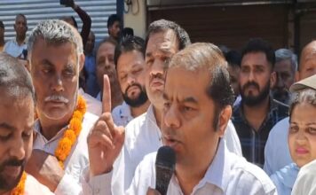 धार्मिक भावनाओं को लेकर JE ने डाला पोस्ट; ग्रामीणों ने किया प्रदर्शन