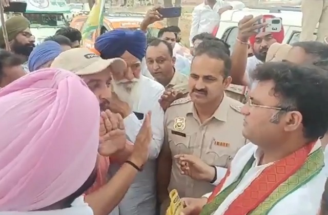 2024_4image_20_35_181946873ashok किसानों ने खेती से संबंधित सवालों का बीजेपी प्रत्याशी के पास नहीं कोई जवाब