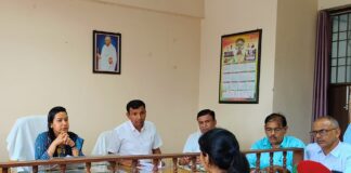 कैंप कार्यालय में समस्या लेकर पहुंचे ग्रामीण व अधिकारी हुए आमने-सामने