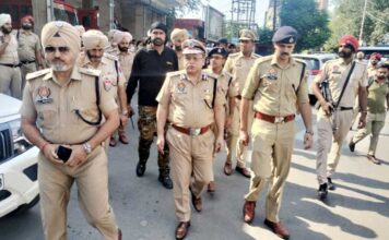 बठिंडा रोड खोलने में पुलिस के आए पसीने, प्रशासन कर रहा व्यापारियों और शहरवासियों से मदद की अपील बठिंडा रोड खोलने में पुलिस के आए पसीने