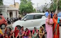पानी की किल्लत को लेकर महिलाओं ने की सड़क जाम