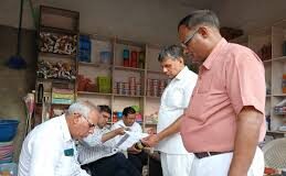 मुख्यमंत्री उड़नदस्ते व खाद्य सुरक्षा विभाग ने राशन डिपो से लिए सरसों तेल के सैंपल