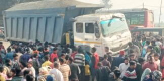रेत से भरे डंपर ने बाइक सवार दंपती को कुचला