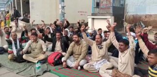 भूख हड़ताल पर रहकर रोडवेज कर्मचारी जता रहे रोष,
