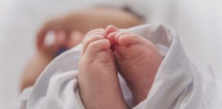 कलयुगी मां ने 15 दिन की बेटी को सड़क किनारे फेंका,