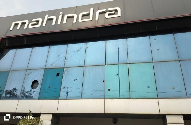 2024_6image_16_51_378244803mahindra-ll इनेलो नेता के महिंद्रा शोरूम पर 30 राउंड फायरिंग