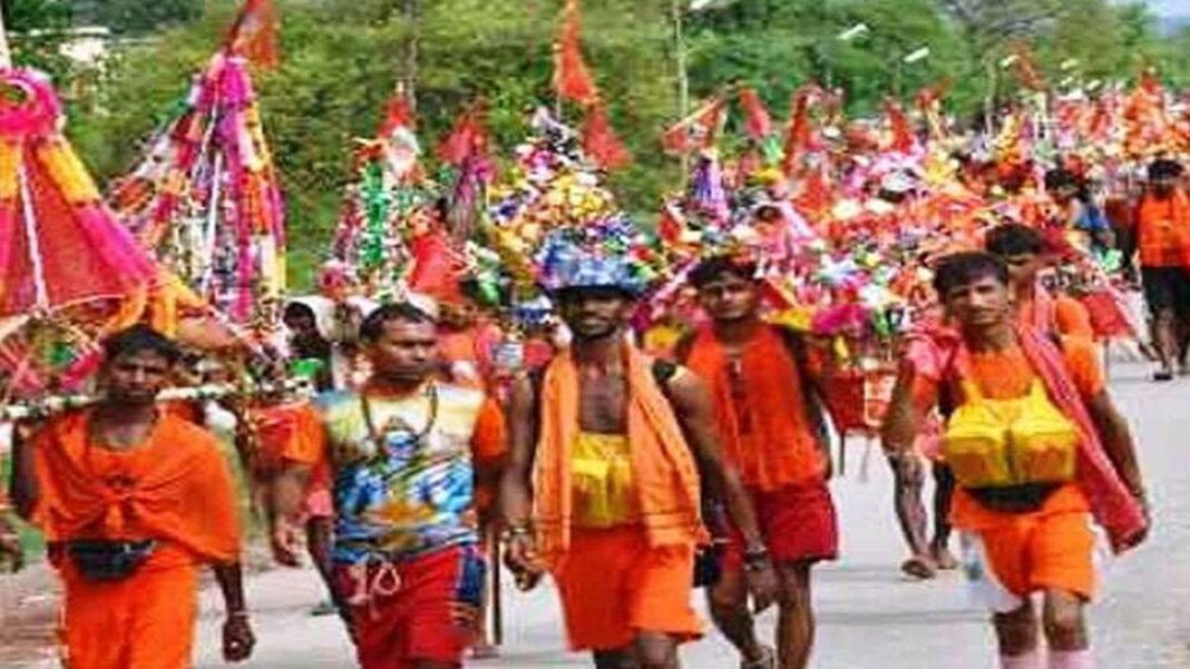 हर-हर महादेव के जयकारे लगाते हुए गंगातट से कांवड़ भरकर लौटने लगे कांवड़िया