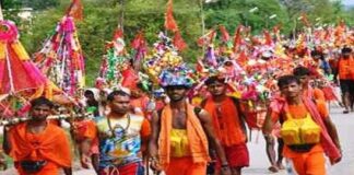 हर-हर महादेव के जयकारे लगाते हुए गंगातट से कांवड़ भरकर लौटने लगे कांवड़िया