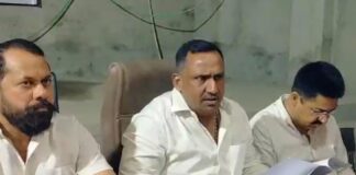 भूख हड़ताल पर बैठे पार्षद रजनेश यादव के पति की तबीयत बिगड़ी,