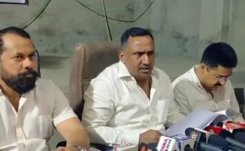 भूख हड़ताल पर बैठे पार्षद रजनेश यादव के पति की तबीयत बिगड़ी,