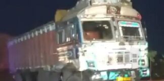डंपर की चपेट में आने से ट्रैक्टर दो हिस्सों में बंटा,