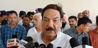 लोगों की समस्याओं को सुनते हुए अधिकारियों को जल्द समाधान के दिए निर्देश