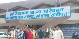 निजी बसों को परमिट देने के विरोध में प्रदर्शन,