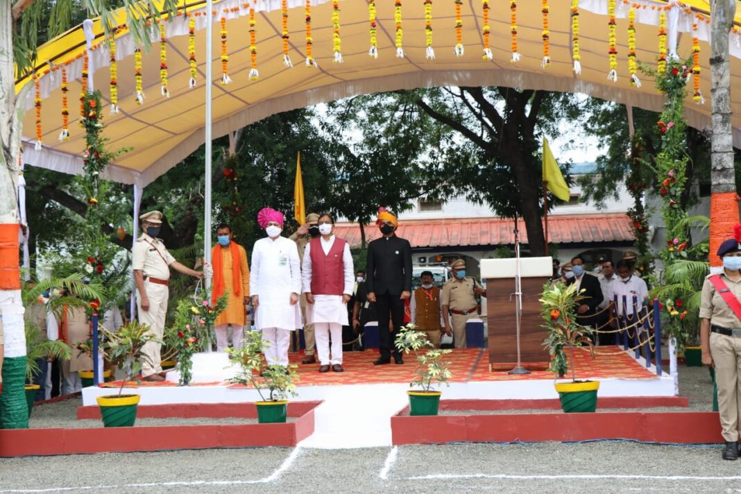 स्वतंत्रता दिवस प्रभारीमंत्री ने किया ध्‍वजा रोहण, सीएम के संदेश का किया वाचन !