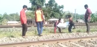 रेलवे लाइन पर मिला नग्न अवस्था में बच्ची का शव; कटी हुई थी टांग,