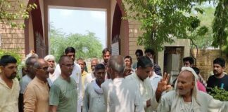 महिला एबीआरसी-प्राचार्य में अनबन से स्कूल में आती रहती है पुलिस, तीन पंचायतों ने जड़ा ताला