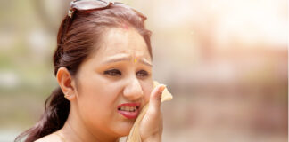 40 के बाद महिलाओं को एसी रूम में भी क्यों छूटता है पसीना, जानें Menopause और हॉट फ्लैश का कनेक्शन !