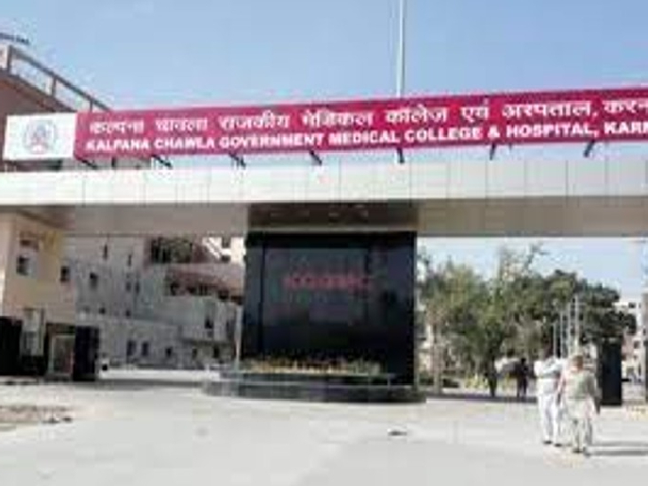 Karnal: कल्पना चावला मेडिकल कॉलेज में जूनियर डॉक्टर ने स्वीपर को मारा थप्पड़, सफाई कर्मियों ने शुरू की हड़ताल ! Karnal: कल्पना चावला मेडिकल कॉलेज में जूनियर डॉक्टर ने स्वीपर को मारा थप्पड़, सफाई कर्मियों ने शुरू की हड़ताल !