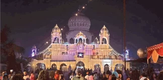 सिखों के दसवें गुरु गोबिंद सिंह महाराज विक्रमी संवत 1742 में पहली बार कपालमोचन में आए थे।