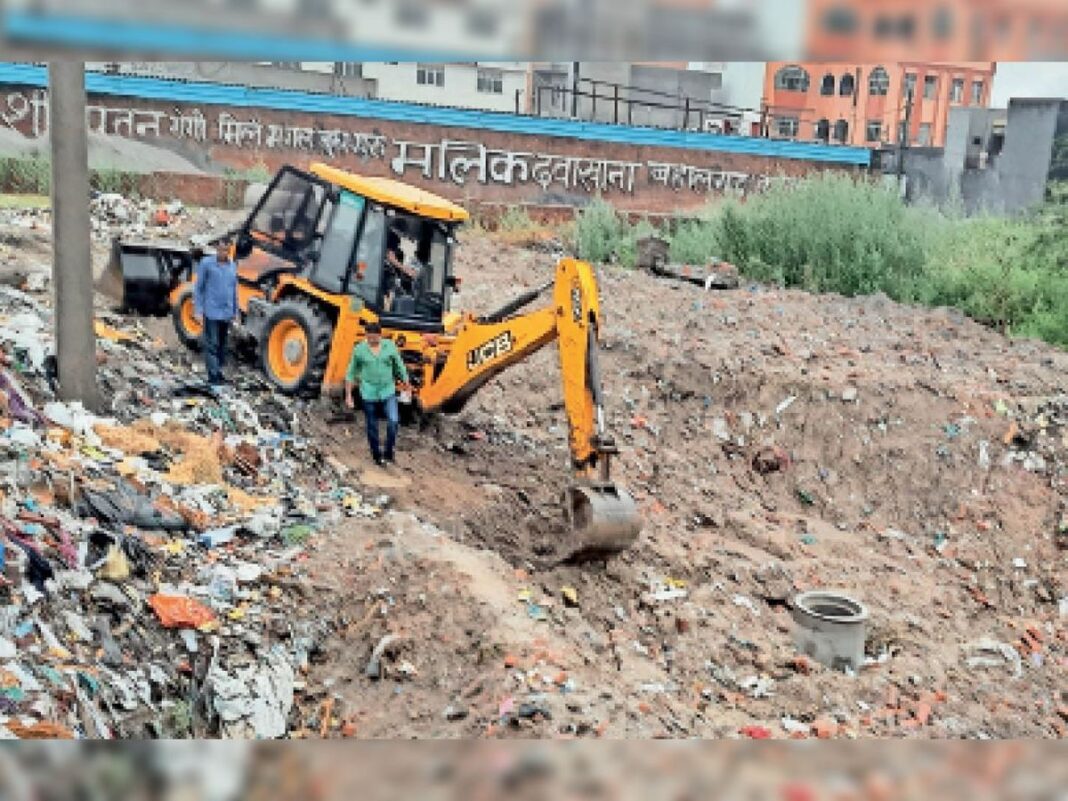 सोनीपत के गांव कोहला में कई गांवों के किसान किसान पाइप लाइन बिछाने पर मार्केट रेट के अनुसार मुआवजा देने की मांग को लेकर 3 अगस्त से धरना दे रहे हैं। सोनीपत के गांव कोहला में कई गांवों के किसान किसान पाइप लाइन बिछाने पर मार्केट रेट के अनुसार मुआवजा देने की मांग को लेकर 3 अगस्त से धरना दे रहे हैं।