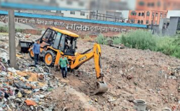 सोनीपत के गांव कोहला में कई गांवों के किसान किसान पाइप लाइन बिछाने पर मार्केट रेट के अनुसार मुआवजा देने की मांग को लेकर 3 अगस्त से धरना दे रहे हैं।