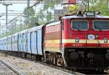 भारत में ट्रेन यात्रा के लिए अब सुविधाजनक ऐप उपलब्ध हैं। IRCTC रेल कनेक्ट, Paytm, ConfirmTkt, MakeMyTrip और Goibibo जैसे ऐप टिकट बुकिंग को आसान बनाते हैं।