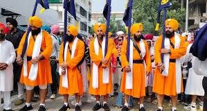 गुरुद्वारा चिल्ला साहिब से पंज प्यारों की अगुवाई में निकाला नगर कीर्तन,गतका पार्टी ने दिखाए हैरतअंगेज करतब