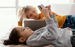 ज्यादा समय फोन स्क्रीन पर बिताता है बच्चा, तो जानें कम करने के उपाय